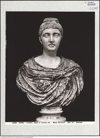 Vorderseite von Alinari [https://www.deutsche-digitale-bibliothek.de/content/lizenzen/rv-ez/] Büste der Faustina Major - Gesamtansicht, bh492986_recto. Foto.