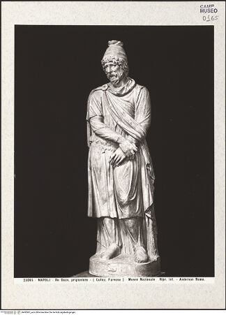 Vorderseite von Alinari [https://www.deutsche-digitale-bibliothek.de/content/lizenzen/rv-ez/] Ein gefangener Dakerkönig (?) - Gesamtansicht, bh492987_recto. Foto.