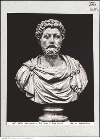 Vorderseite von Alinari [https://www.deutsche-digitale-bibliothek.de/content/lizenzen/rv-ez/] Büste des Marc Aurel - Gesamtansicht, bh492991_recto. Foto.