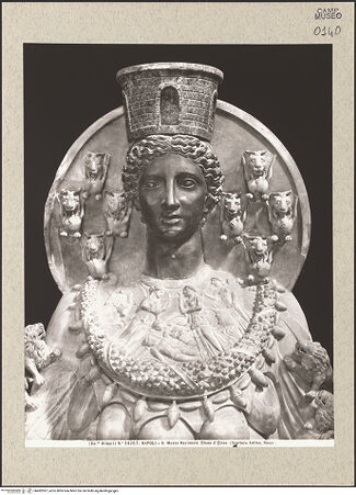 Vorderseite von Alinari [https://www.deutsche-digitale-bibliothek.de/content/lizenzen/rv-ez/] Artemis von Ephesus - Detail: Oberkörper, bh492997_recto. Foto.