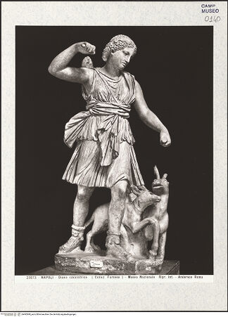 Vorderseite von Alinari [https://www.deutsche-digitale-bibliothek.de/content/lizenzen/rv-ez/] Artemis, Kopie einer griechischen Statue der 2. Hälfte des 4. Jahrhunderts v. Chr. - Gesamtansicht, bh492999_recto. Foto.