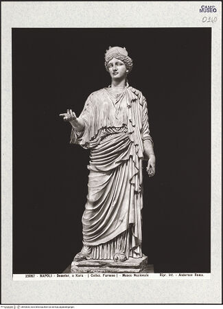 Vorderseite von Alinari [https://www.deutsche-digitale-bibliothek.de/content/lizenzen/rv-ez/] Nemesis, Kopie nach der Nemesis von Rhamnus des Agorakritos (um 430/420 v.Chr.) - Frontalansicht, bh493000_recto. Foto.