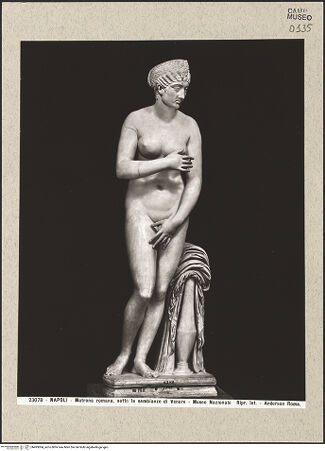 Vorderseite von Alinari [https://www.deutsche-digitale-bibliothek.de/content/lizenzen/rv-ez/] Römische Dame als Venus dargestellt - Frontalansicht, bh493004_recto. Foto.