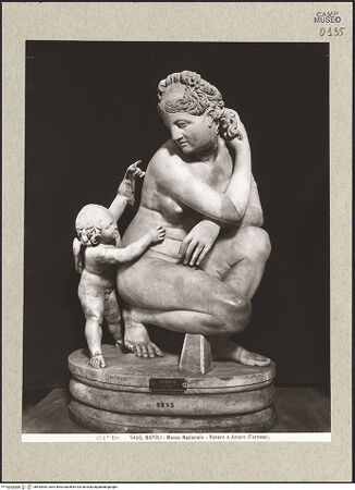 Vorderseite von Alinari [https://www.deutsche-digitale-bibliothek.de/content/lizenzen/rv-ez/] Kauernde Aphrodite mit Eros, nach einem griechischen Original des 3. Jahrhunderts v. Chr. (Doidalsas) - Gesamtansicht, bh493005_recto. Foto.