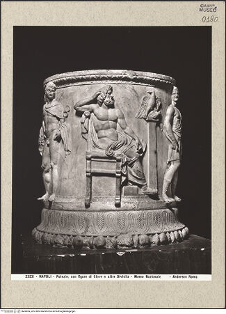 Vorderseite von Alinari [https://www.deutsche-digitale-bibliothek.de/content/lizenzen/rv-ez/] Brunnenumrandung mit der Darstellung von sieben männlichen Göttern (Puteal Farnese) - Gesamtansicht, bh493006_recto. Foto.