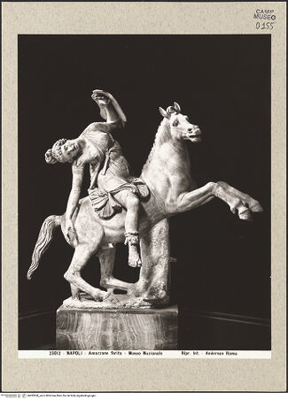 Vorderseite von Alinari [https://www.deutsche-digitale-bibliothek.de/content/lizenzen/rv-ez/] Verwundete Amazone, die von Pferd fällt, Kopie nach einer hellenistischen Gruppe - Gesamtansicht, bh493008_recto. Foto.