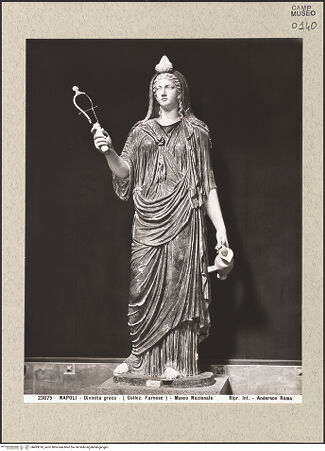 Vorderseite von Alinari [https://www.deutsche-digitale-bibliothek.de/content/lizenzen/rv-ez/] Isis - Frontalansicht, bh493010_recto. Foto.