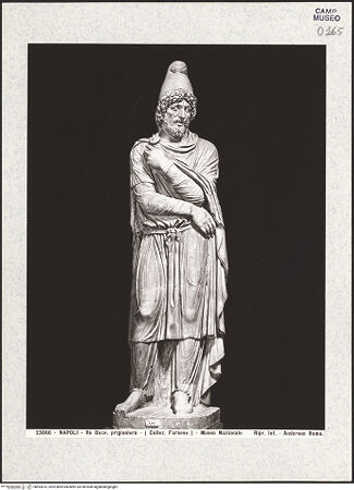 Vorderseite von Alinari [https://www.deutsche-digitale-bibliothek.de/content/lizenzen/rv-ez/] Ein gefangener Dakerkönig (?) - Gesamtansicht, bh493015_recto. Foto.