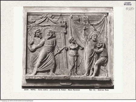 Vorderseite von Alinari [https://www.deutsche-digitale-bibliothek.de/content/lizenzen/rv-ez/] Relieftafel mit einer Theaterszene - Gesamtansicht, bh493022_recto. Foto.