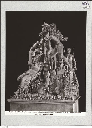 Vorderseite von Alinari [https://www.deutsche-digitale-bibliothek.de/content/lizenzen/rv-ez/] Gruppe des Farnesischen Stieres (Toro Farnese) - Gesamtansicht, bh493026-3_recto. Foto.