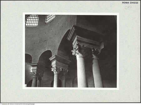 Vorderseite von Bibliotheca Hertziana [https://www.deutsche-digitale-bibliothek.de/content/lizenzen/rv-fz/] Mausoleo di Santa CostanzaInnenraum - Drei Säulenpaare, bh493045_recto. Foto: Savio, Oscar.