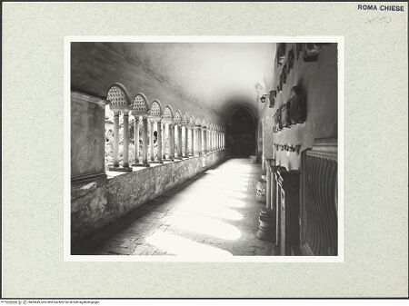 Vorderseite von Bibliotheca Hertziana [https://www.deutsche-digitale-bibliothek.de/content/lizenzen/rv-fz/] Santi Quattro CoronatiInneres - Arkaden und Lapidarium, bh493049_recto. Foto: Savio, Oscar.