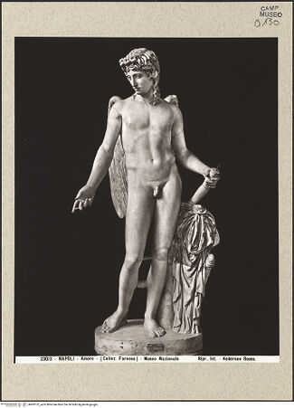 Vorderseite von Alinari [https://www.deutsche-digitale-bibliothek.de/content/lizenzen/rv-ez/] Eros Farnese, Kopie einer Statue des 4. Jahrhunders v. Chr. - Frontalansicht, bh493132_recto. Foto.