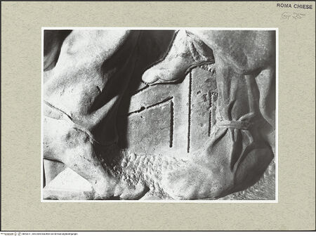 Vorderseite von Sopr. BAS ROMA [https://www.deutsche-digitale-bibliothek.de/content/lizenzen/rv-ez/] Figürliche DekorationVier Propheten und Engel - rechter Bogenzwickel, Prophet rechts außen, Füße, bh493311_recto. Foto.