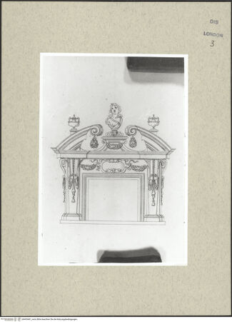 Vorderseite von Courtauld Institute [https://www.deutsche-digitale-bibliothek.de/content/lizenzen/rv-ez/] Varii Disegni d'Architettura...Seite 54: Entwurf für eine Ädikularahmung für einen Kamin - , bh493481_recto. Foto.