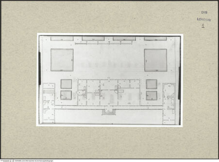 Vorderseite von Courtauld Institute [https://www.deutsche-digitale-bibliothek.de/content/lizenzen/rv-ez/] Varii Disegni d'Architettura...Seite 19: Grundriss eines eingeschossigen Landhauses mit Seitenflügeln und einem Teil der geometrischen Gartenanlagen - , bh493880_recto. Foto.