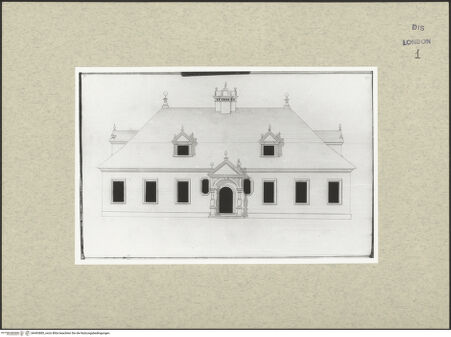 Vorderseite von Courtauld Institute [https://www.deutsche-digitale-bibliothek.de/content/lizenzen/rv-ez/] Varii Disegni d'Architettura...Seite 12: Aufriss eines eingeschossigen Landhauses mit Ädikulaportikus - , bh493885_recto. Foto.