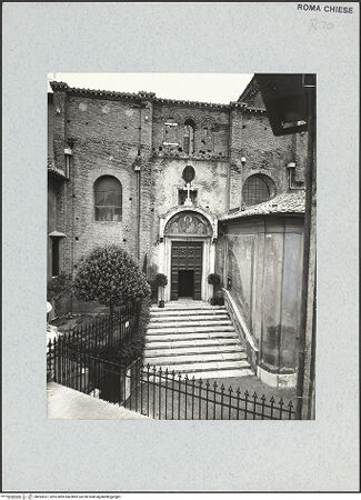 Vorderseite von ICCD [https://www.deutsche-digitale-bibliothek.de/content/lizenzen/rv-ez/] Santa Maria in Aracoeli - Südseite, Außenwände der rechten 7. bis 9. Kapelle, Südeingang, bh493937_recto. Foto.