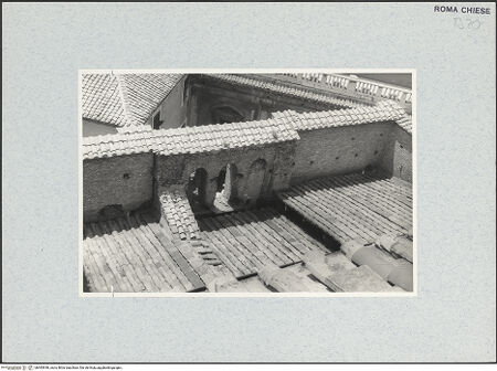 Vorderseite von Courtauld Institute, Conway Library [https://www.deutsche-digitale-bibliothek.de/content/lizenzen/rv-ez/] Santa Maria in Aracoeli - Südseite, Dächer der rechten 7. bis 9. Kapelle, bh493938_recto. Foto.