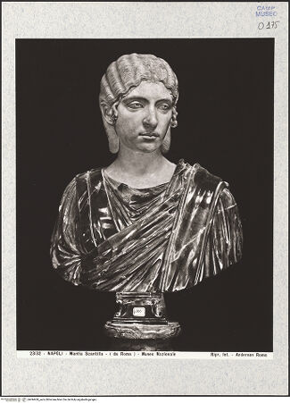 Vorderseite von Alinari [https://www.deutsche-digitale-bibliothek.de/content/lizenzen/rv-ez/] Büste einer römischen Dame (sog. Manlia Scantilla) - Gesamtansicht, bh494430_recto. Foto.