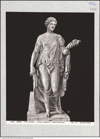 Vorderseite von Alinari [https://www.deutsche-digitale-bibliothek.de/content/lizenzen/rv-ez/] Flora Farnese - Frontalansicht, bh494435_recto. Foto.