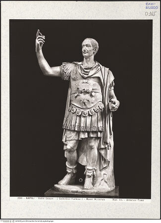 Vorderseite von Alinari [https://www.deutsche-digitale-bibliothek.de/content/lizenzen/rv-ez/] Porträtstatue des Julius Caesar (moderner Kopf) - Gesamtansicht, bh494438_recto. Foto.