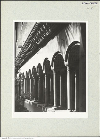 Vorderseite von Bibliotheca Hertziana [https://www.deutsche-digitale-bibliothek.de/content/lizenzen/rv-fz/] Santi Quattro CoronatiInneres - Arkaden von außen, bh494710_recto. Foto: Savio, Oscar.