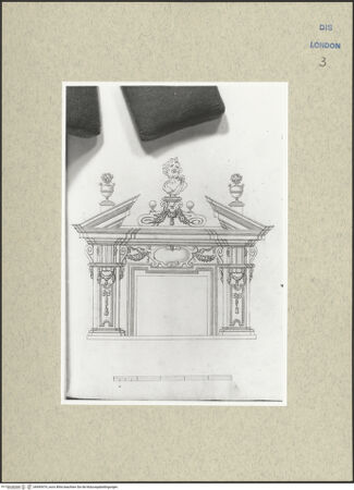 Vorderseite von Courtauld Institute [https://www.deutsche-digitale-bibliothek.de/content/lizenzen/rv-ez/] Varii Disegni d'Architettura...Seite 55: Entwurf für eine Ädikularahmung für einen Kamin - , bh495474_recto. Foto.