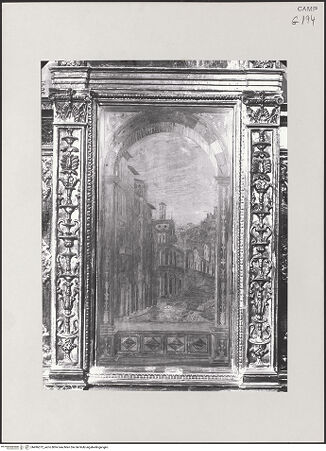 Vorderseite von ICCD [https://www.deutsche-digitale-bibliothek.de/content/lizenzen/rv-ez/] Wandgestühl - (nordwestliches) Joch zur Eingangsseite, linke Ädikula, perspektivischer Blick auf einen Straßenzug mit Kirche, bh496272_recto. Foto.