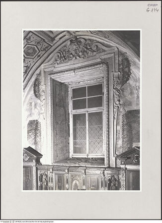 Vorderseite von ICCD [https://www.deutsche-digitale-bibliothek.de/content/lizenzen/rv-ez/] Sant'Anna dei LombardiSagrestia Vecchia - Inneres, Fenster, bh496282_recto. Foto.