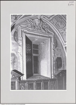 Vorderseite von ICCD [https://www.deutsche-digitale-bibliothek.de/content/lizenzen/rv-ez/] Sant'Anna dei LombardiSagrestia Vecchia - Inneres, Fenster, bh496283_recto. Foto.