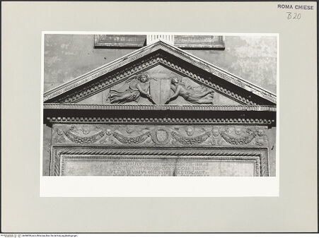 Vorderseite von Bibliotheca Hertziana [https://www.deutsche-digitale-bibliothek.de/content/lizenzen/rv-fz/] PortalskulpturZwei Engel halten ein Wappen (abgearbeitet) - Tympanon und Fries darunter, bh496834_recto. Foto: Kruft, Hanno-Walter.