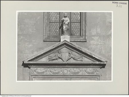 Vorderseite von Bibliotheca Hertziana [https://www.deutsche-digitale-bibliothek.de/content/lizenzen/rv-fz/] Portalskulptur - Detail des Portals: Fries, Tympanon und bekrönende Figur, bh496863_recto. Foto: Kruft, Hanno-Walter.