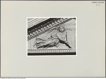 Vorderseite von unbekannt [https://www.deutsche-digitale-bibliothek.de/content/lizenzen/rv-fz/] PortalskulpturZwei Engel halten ein Wappen (abgearbeitet) - Detail: linker Engel, bh496865_recto. Foto.