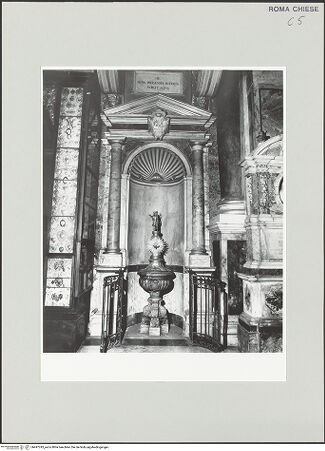 Vorderseite von Sopr. BAS ROMA [https://www.deutsche-digitale-bibliothek.de/content/lizenzen/rv-ez/] Sant'AgostinoCappellina del fonte battesimale - Gesamtansicht, bh497243_recto. Foto.