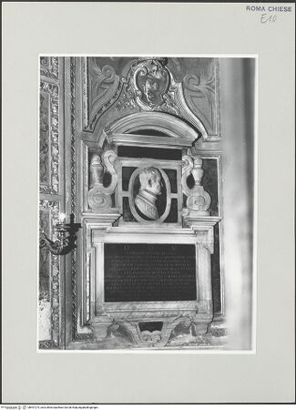 Vorderseite von Sopr. BAS ROMA [https://www.deutsche-digitale-bibliothek.de/content/lizenzen/rv-ez/] Grabmal für Stefano Mutini - , bh497274_recto. Foto.