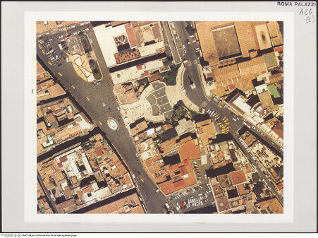 Vorderseite von Bibliotheca Hertziana [https://www.deutsche-digitale-bibliothek.de/content/lizenzen/rv-fz/] Palazzo Zuccari - Luftaufnahme Zone um Spanische Treppe, Santissima Trinità dei Monti und Palazzo Zuccari, bh497764_recto. Foto.