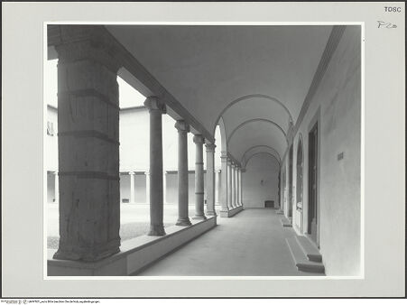 Vorderseite von Lieberman, Ralph [https://rightsstatements.org/page/CNE/1.0/] Santa Maria Maddalena de'Pazzi - Kolonnade vor dem Eingang zur Kirche, bh497851_recto. Foto.