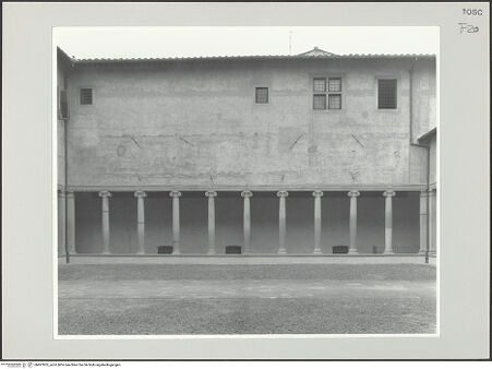 Vorderseite von Lieberman, Ralph [https://www.deutsche-digitale-bibliothek.de/content/lizenzen/rv-ez/] Santa Maria Maddalena de'Pazzi - Hof, linke Kolonnade, bh497853_recto. Foto.