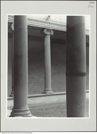 Vorderseite von Lieberman, Ralph [https://rightsstatements.org/page/CNE/1.0/] Santa Maria Maddalena de'Pazzi - Ausschnitt mit Gebälk und ionischen Säulen, bh497859_recto. Foto.