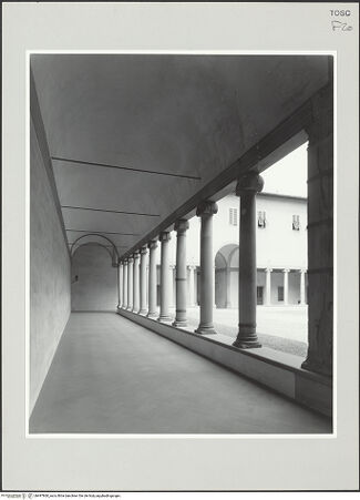 Vorderseite von Lieberman, Ralph [https://www.deutsche-digitale-bibliothek.de/content/lizenzen/rv-ez/] Santa Maria Maddalena de'Pazzi - Seitlicher Gang mit Tonnengewölbe und Kolonnade, bh497860_recto. Foto.