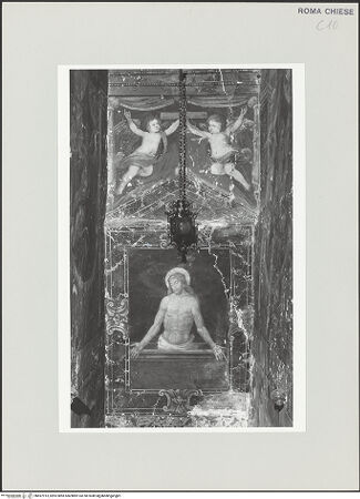 Vorderseite von Sopr. BAS ROMA [https://www.deutsche-digitale-bibliothek.de/content/lizenzen/rv-ez/] Schmerzensmann und zwei Engel - Gesamtansicht, bh497913_recto. Foto.