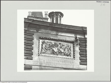 Vorderseite von Sopr. MMM, Comune di Roma, ufficio ville [https://www.deutsche-digitale-bibliothek.de/content/lizenzen/rv-ez/] Santa Maria del PopoloKonvent - Fassade zur Piazza del Popolo, Detail: Relief mit liturgischem Gerät, bh498067_recto. Foto.