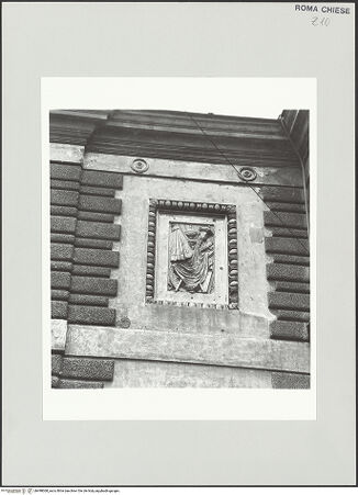 Vorderseite von Sopr. MMM, Comune di Roma, ufficio ville [https://www.deutsche-digitale-bibliothek.de/content/lizenzen/rv-ez/] Santa Maria del PopoloKonvent - Fassade zur Piazza del Popolo, Detail: Relief mit liturgischem Gerät, bh498068_recto. Foto.