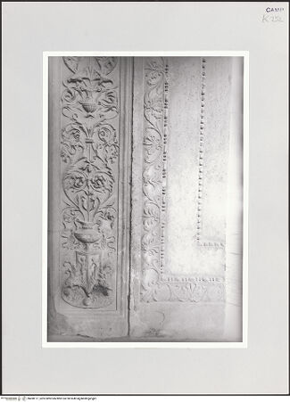 Vorderseite von Bibliotheca Hertziana [https://www.deutsche-digitale-bibliothek.de/content/lizenzen/rv-fz/] Portaldekoration mit Schutzmantelmadonna und Verkündigung - Detail: linke Schmucklisene, bh498117_recto. Foto: Kruft, Hanno-Walter.