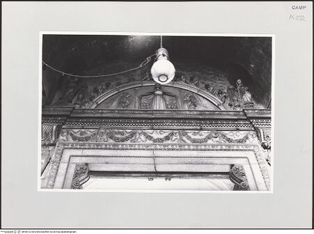 Vorderseite von Bibliotheca Hertziana [https://www.deutsche-digitale-bibliothek.de/content/lizenzen/rv-fz/] Portaldekoration mit Schutzmantelmadonna und Verkündigung - Detail: Tympanon und Türsturz, bh498122_recto. Foto: Kruft, Hanno-Walter.