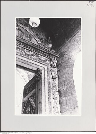 Vorderseite von Bibliotheca Hertziana [https://www.deutsche-digitale-bibliothek.de/content/lizenzen/rv-fz/] Portaldekoration mit Schutzmantelmadonna und Verkündigung - Detail: Maria der Verkündigung und rechte Schmucklisene, bh498123_recto. Foto: Kruft, Hanno-Walter.