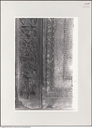 Vorderseite von Bibliotheca Hertziana [https://www.deutsche-digitale-bibliothek.de/content/lizenzen/rv-fz/] Portaldekoration mit Schutzmantelmadonna und Verkündigung - Detail: linke Schmucklisene, bh498124_recto. Foto: Kruft, Hanno-Walter.