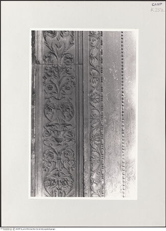 Vorderseite von Bibliotheca Hertziana [https://www.deutsche-digitale-bibliothek.de/content/lizenzen/rv-fz/] Portaldekoration mit Schutzmantelmadonna und Verkündigung - Detail: linke Schmucklisene, bh498126_recto. Foto: Kruft, Hanno-Walter.