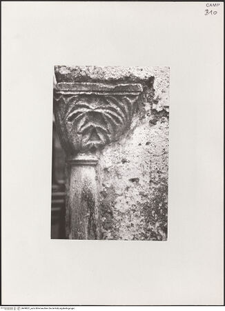 Vorderseite von unbekannt [https://www.deutsche-digitale-bibliothek.de/content/lizenzen/rv-fz/] Säule, vermauertes Fragment - Kapitell, bh498201_recto. Foto.